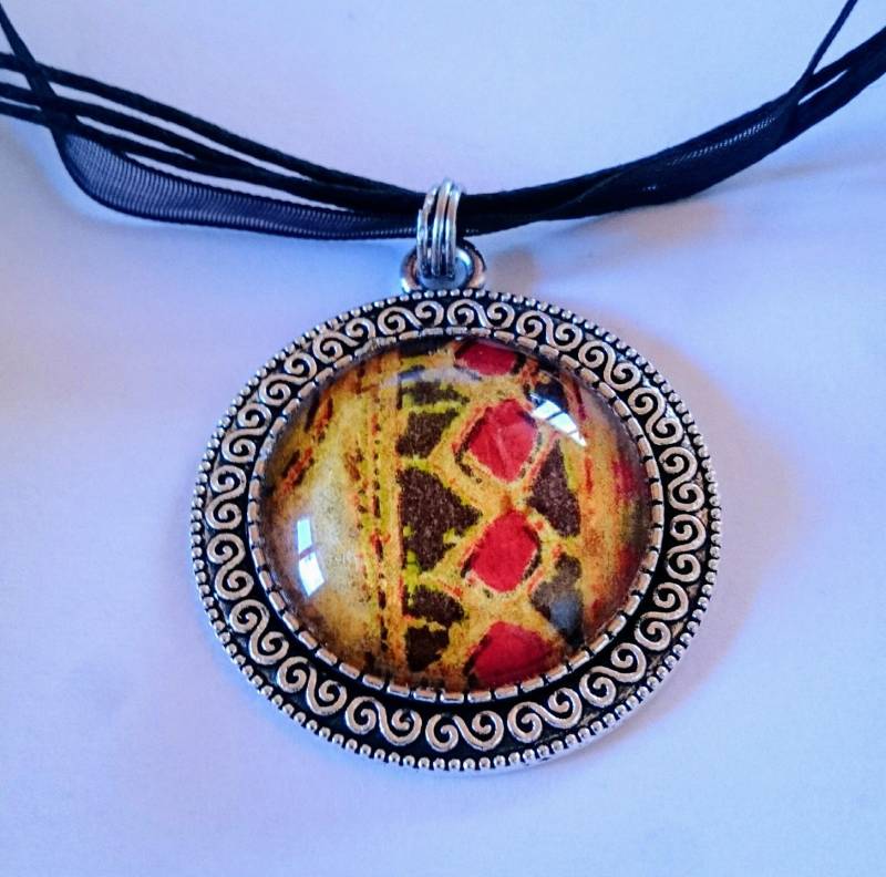 Runder Anhänger Aus Gealtertem Silbermetall Und Glas Cabochon Runder Anhänger Aus Gealtertem Silbermetall Und Glas Cabochon von AtelierKtyCreations