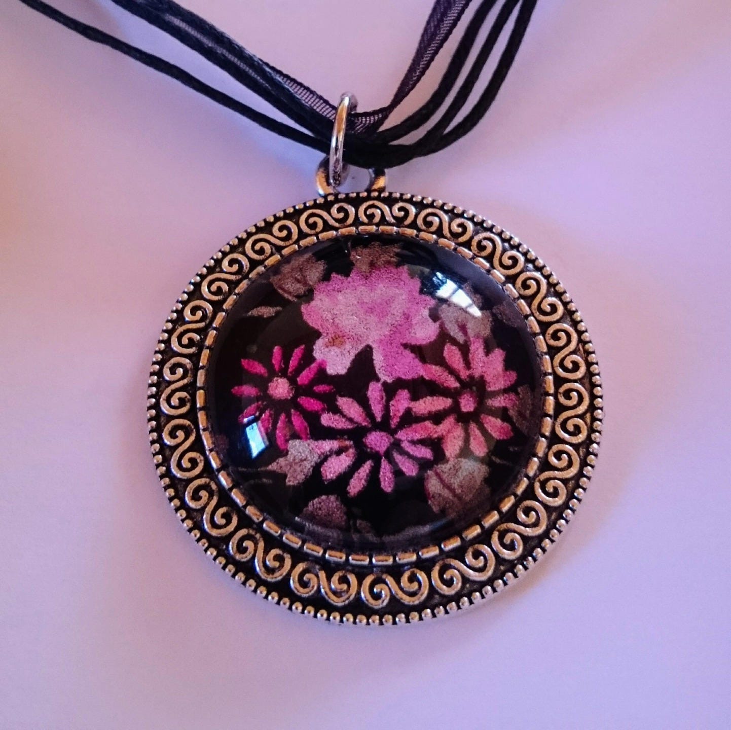Runder Anhänger Aus Gealtertem Silbermetall Und Glas Cabochon Runder Anhänger Aus Gealtertem Silbermetall Und Glas Cabochon von AtelierKtyCreations