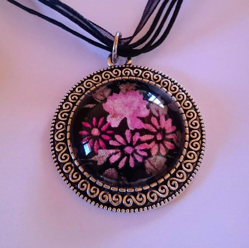Runder Anhänger Aus Gealtertem Silbermetall Und Glas Cabochon Runder Anhänger Aus Gealtertem Silbermetall Und Glas Cabochon von AtelierKtyCreations