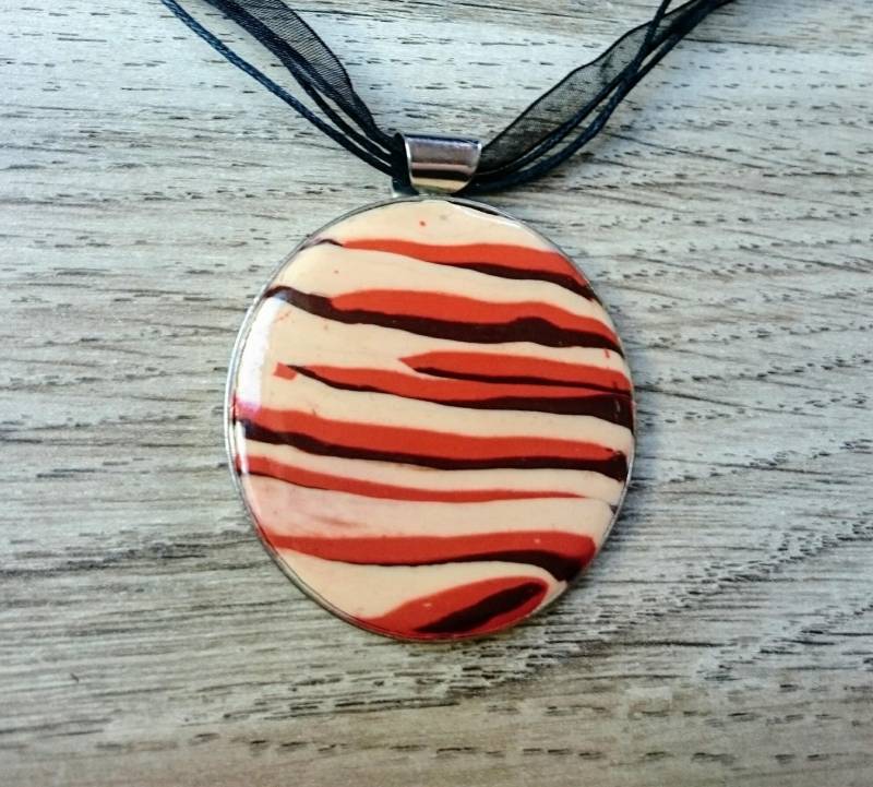 Runder Anhänger Aus Karamell-Polymerpaste, Vanille, Schokolade Auf Silbernem Metallträger Runder Anhänger Aus Karamell-Polymerpaste, Vanille, Schokolade Auf Silbernem Metallträger von AtelierKtyCreations