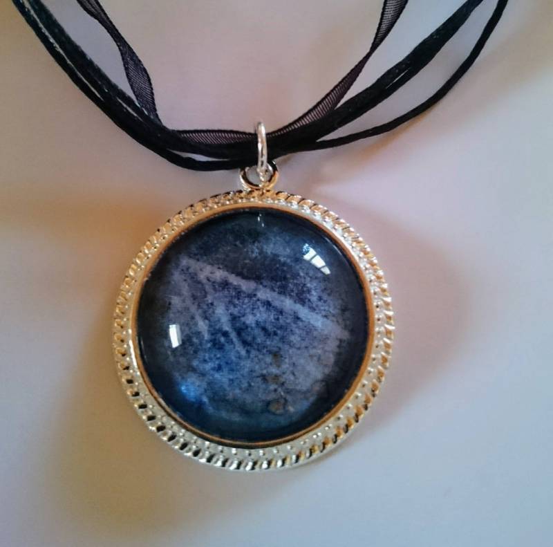 Runder Anhänger Aus Silbernem Metall Und Glas Cabochon Runder Anhänger Aus Silbernem Metall Und Glas Cabochon von AtelierKtyCreations