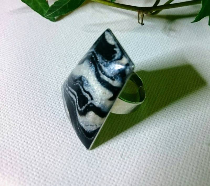 Trapezring Aus Schwarz-Weißer Glitzernder Polymerpaste Trapezring Aus Schwarz-Weißer Glitzernder Polymerpaste von AtelierKtyCreations