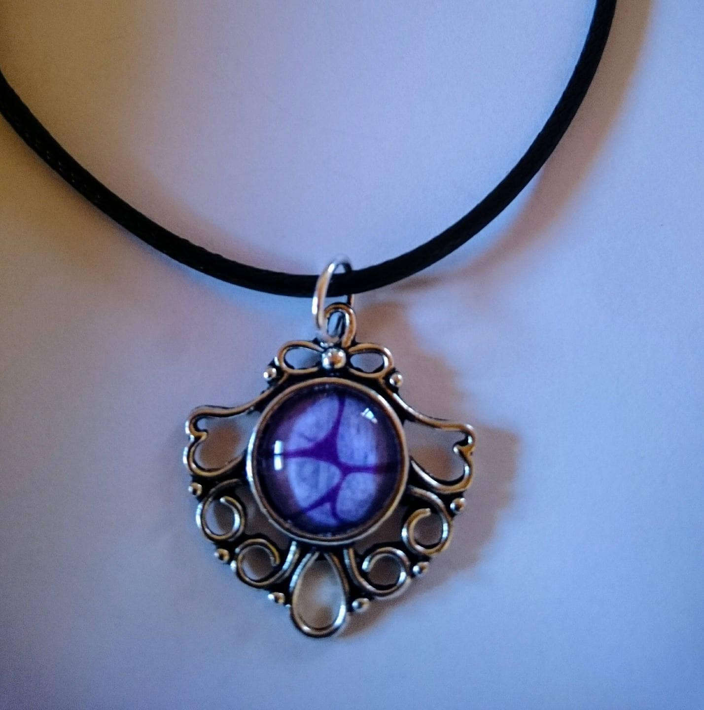 Vielli Silber Metall Anhänger Und Glas Cabochon Lila Muster Vielli Silber Metall Anhänger Und Glas Cabochon Lila Muster von AtelierKtyCreations