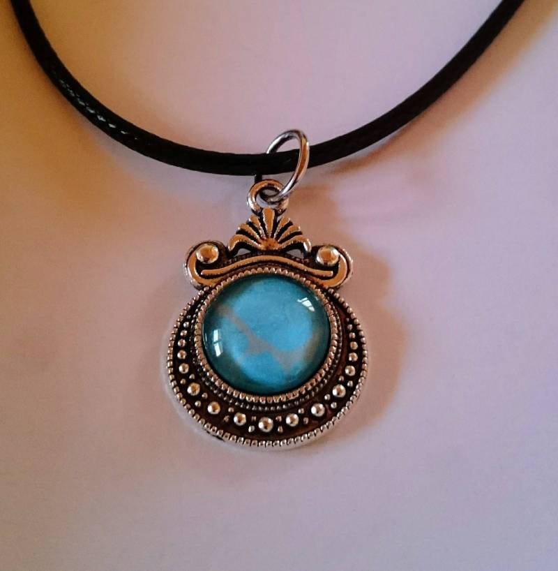 Vielli Silberner Metallanhänger Und Azurblaues Glas Cabochon von AtelierKtyCreations