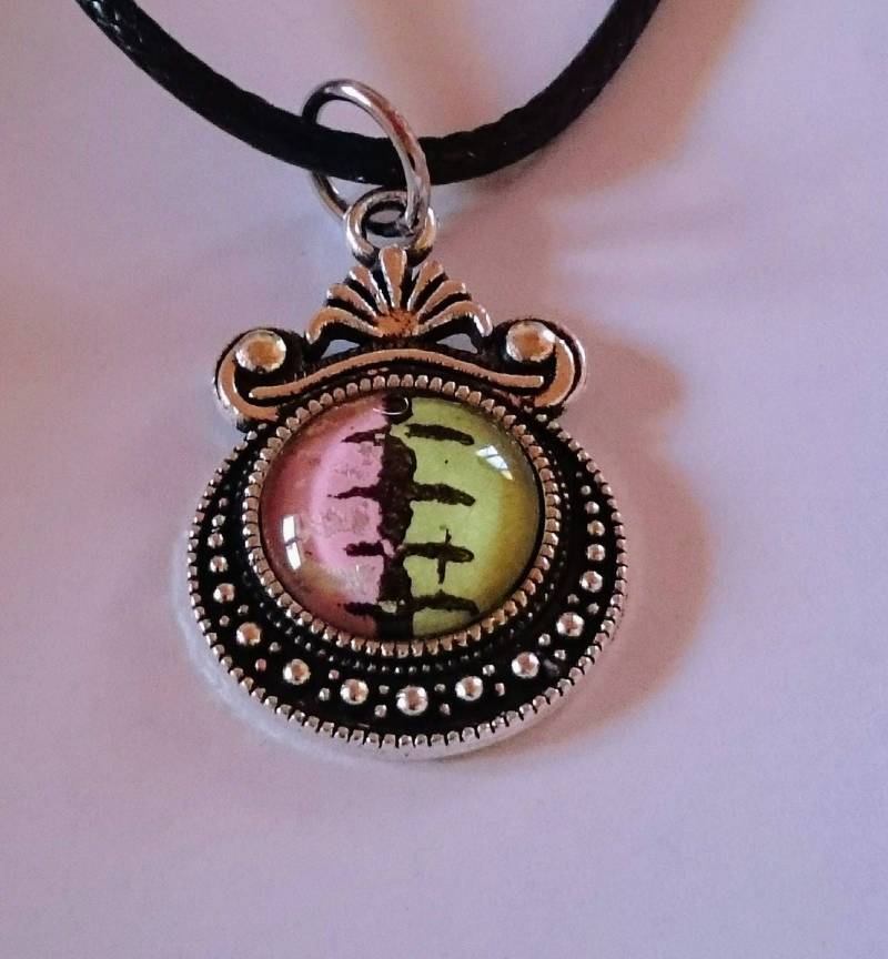 Vielli Silberner Metallanhänger Und Rosa/Grüner Glas Cabochon Vielli Silberner Metallanhänger Und Rosa/Grüner Glas Cabochon von AtelierKtyCreations