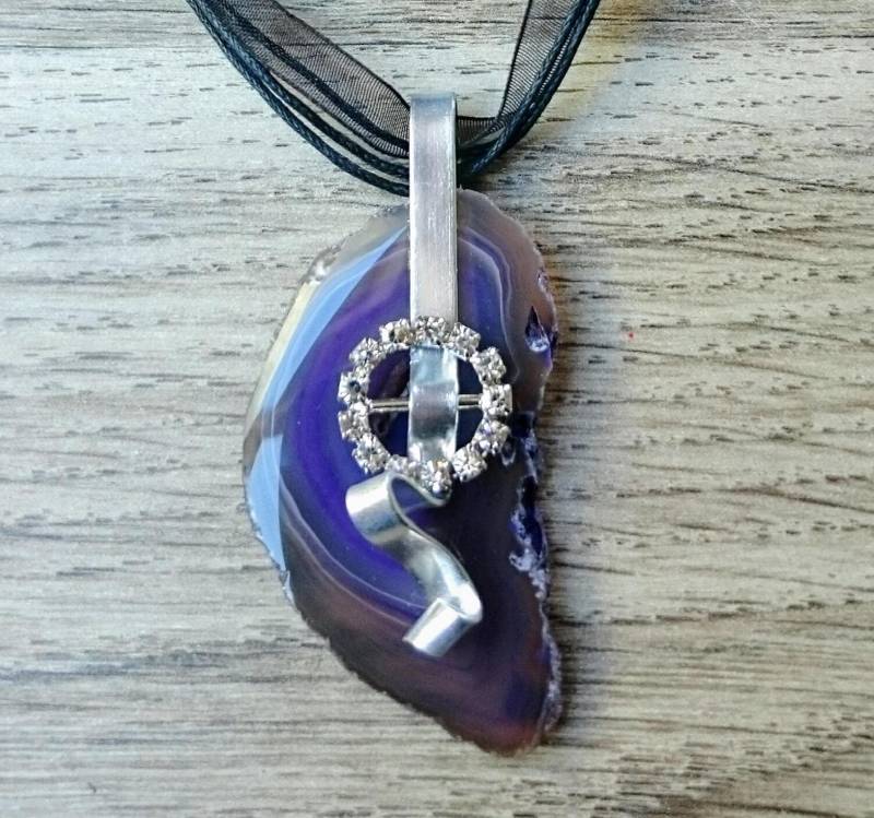 strass-Anhänger Auf Transparentem Und Violettem Achat strass-Anhänger Auf Transparentem Und Violettem Achat von AtelierKtyCreations