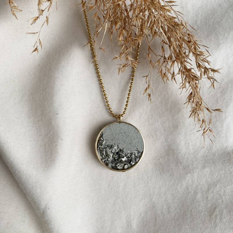Betonkette | Betonschmuck Hellgraue Beton Zerstoßener Pyrit Statement Messinganhänger Messing Kugelkette Edelstahl von AtelierLaRouleuse