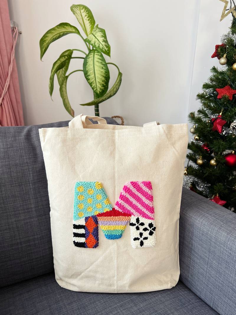 Bestickte Tragetasche, Personalisierte Punch Needle Canvas Gehäkelte Umweltfreundliche Baumwolltasche von AtelierLalibu