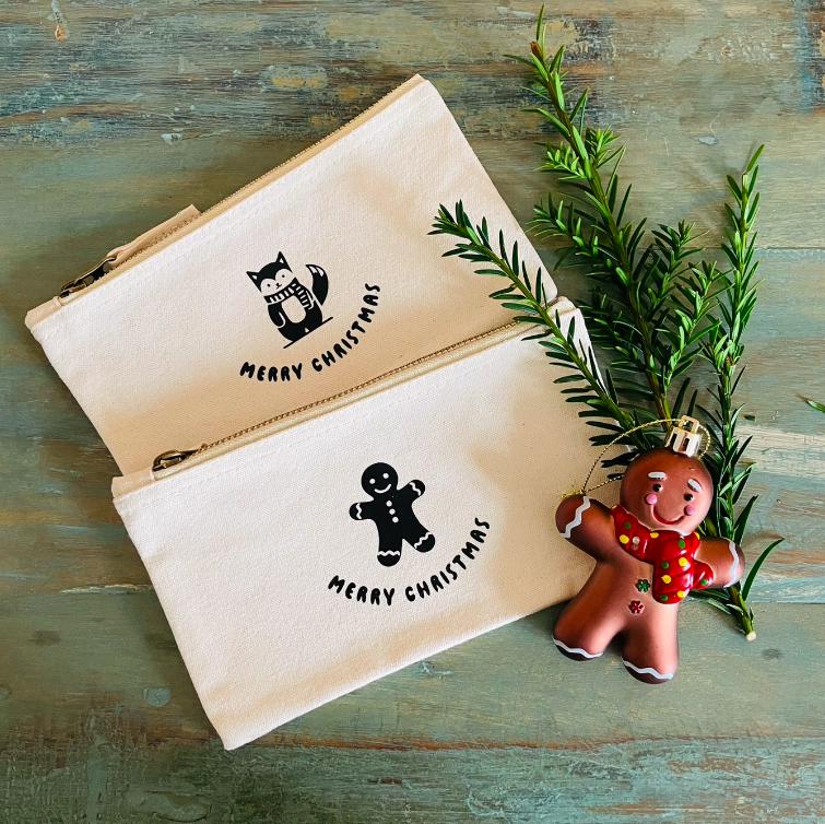 Merry Christmas Lebkuchenmann O. Schneekatze Geschenktäschchen I Kosmetiktasche Zum Verschenken Nikolausbeutel | Geschenktasche Mäppchen Merry Christmas Lebkuchenmann O. Schneekatze Geschenktäschchen I Kosmetiktasche Zum Verschenken Nikolausbeutel | Geschenktasche Mäppchen von AtelierLarou