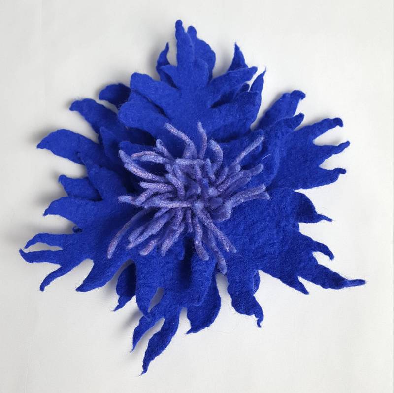 Handgemachte Blaue Blumen Brosche Einzigartiges Textil Accessoire Handgemachte Blaue Blumen Brosche Einzigartiges Textil Accessoire von AtelierLenaOM