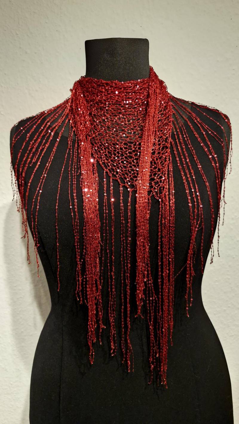 Handgestricktes Dreieckshalstuch Mit Funkelnden Pailletten. Elegantes Auffallendes Accessoire, Das Jeden Look Vollendet Handgestricktes Dreieckshalstuch Mit Funkelnden Pailletten. Elegantes Auffallendes Accessoire, Das Jeden Look Vollendet von AtelierLenaOM