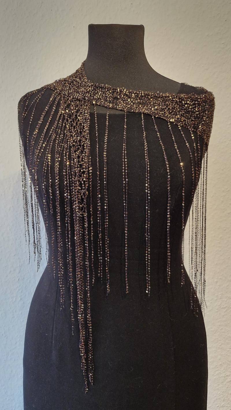 Hand Gestricktes Schwarzes Halstuch, Goldene Pailletten, Elegantes Dreieckstuch von AtelierLenaOM