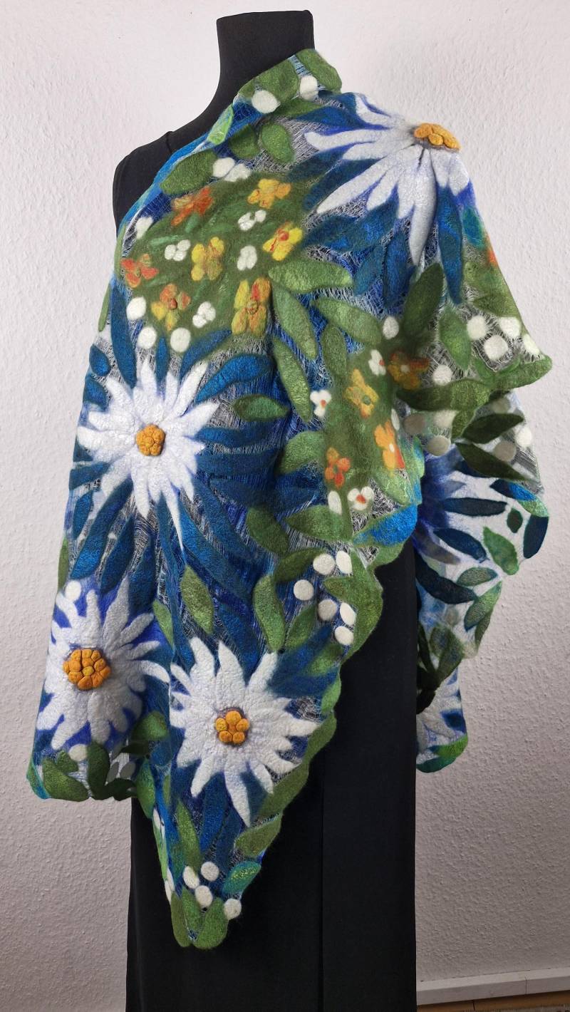 Nunofilzierter Handgearbeiteter Schal Aus Feiner Merinowolle Und Margilanseide Viscose Vibers.ooak. Zart Angenehm Griffig, Warm Weich Nunofilzierter Handgearbeiteter Schal Aus Feiner Merinowolle Und Margilanseide Viscose Vibers.ooak. Zart Angenehm Griffig, Warm Weich von AtelierLenaOM