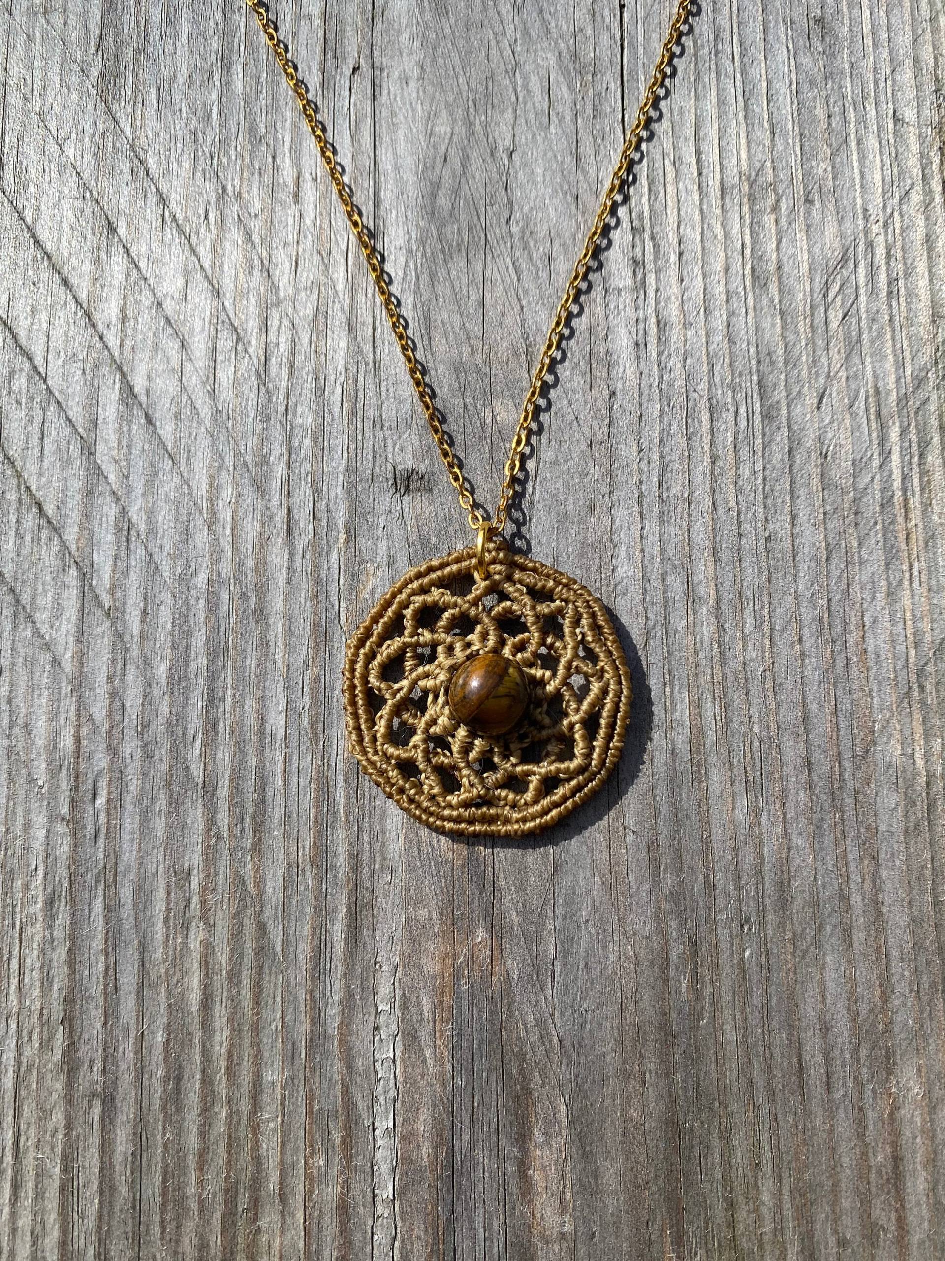 45. Makramee Halskette Mit Tigerauge Mandala - Handgemacht Spiritueller Boho Schmuck Goldkette 40 cm von AtelierLieVenn