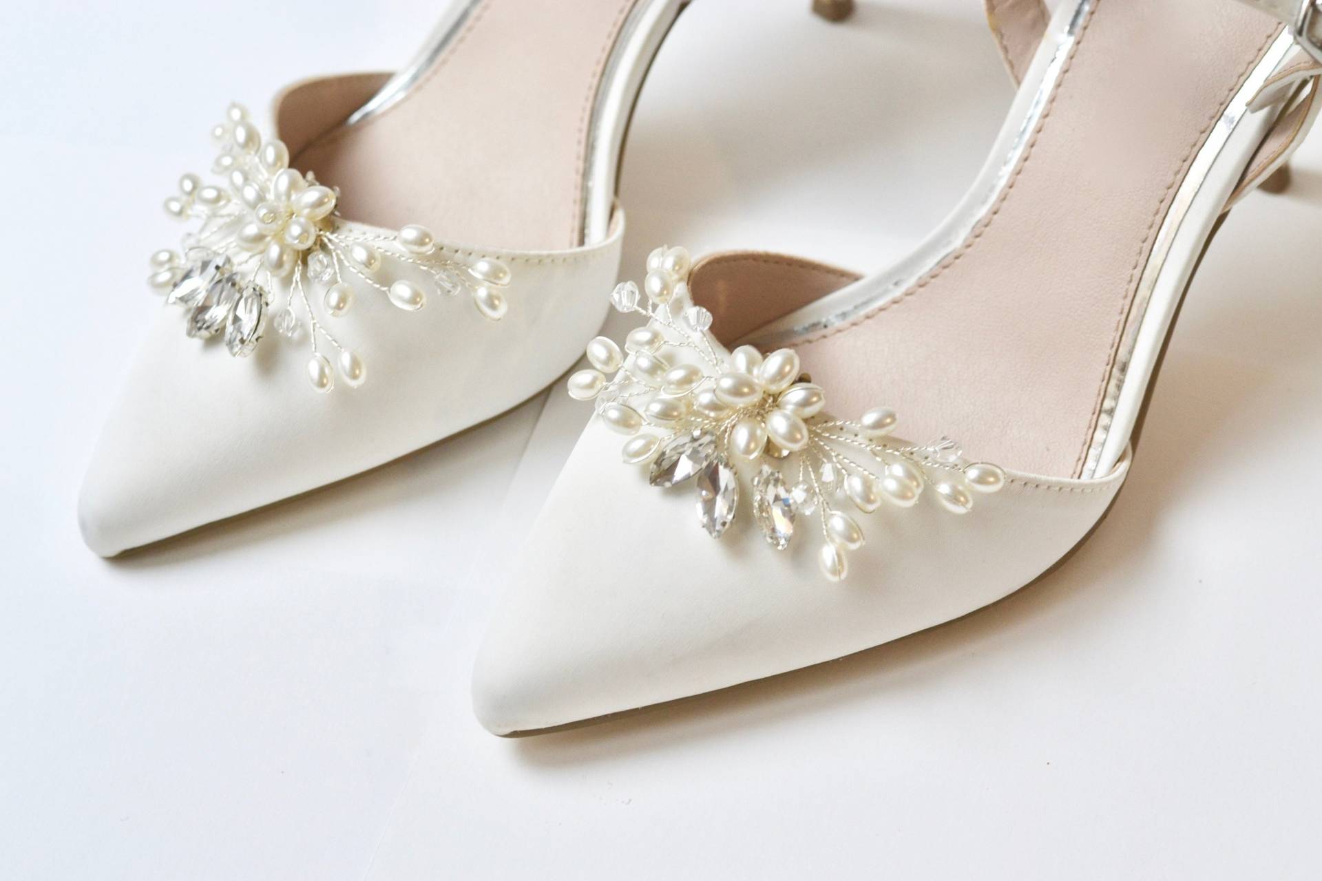 Paar Schuhclips, Hochzeit, Brautaccessoires, Party-Absatzclip, Weiße Blumenperlen, Romantisch, Brautjungfern, Silber Paar Schuhclips, Hochzeit, Brautaccessoires, Party-Absatzclip, Weiße Blumenperlen, Romantisch, Brautjungfern, Silber von AtelierLilac