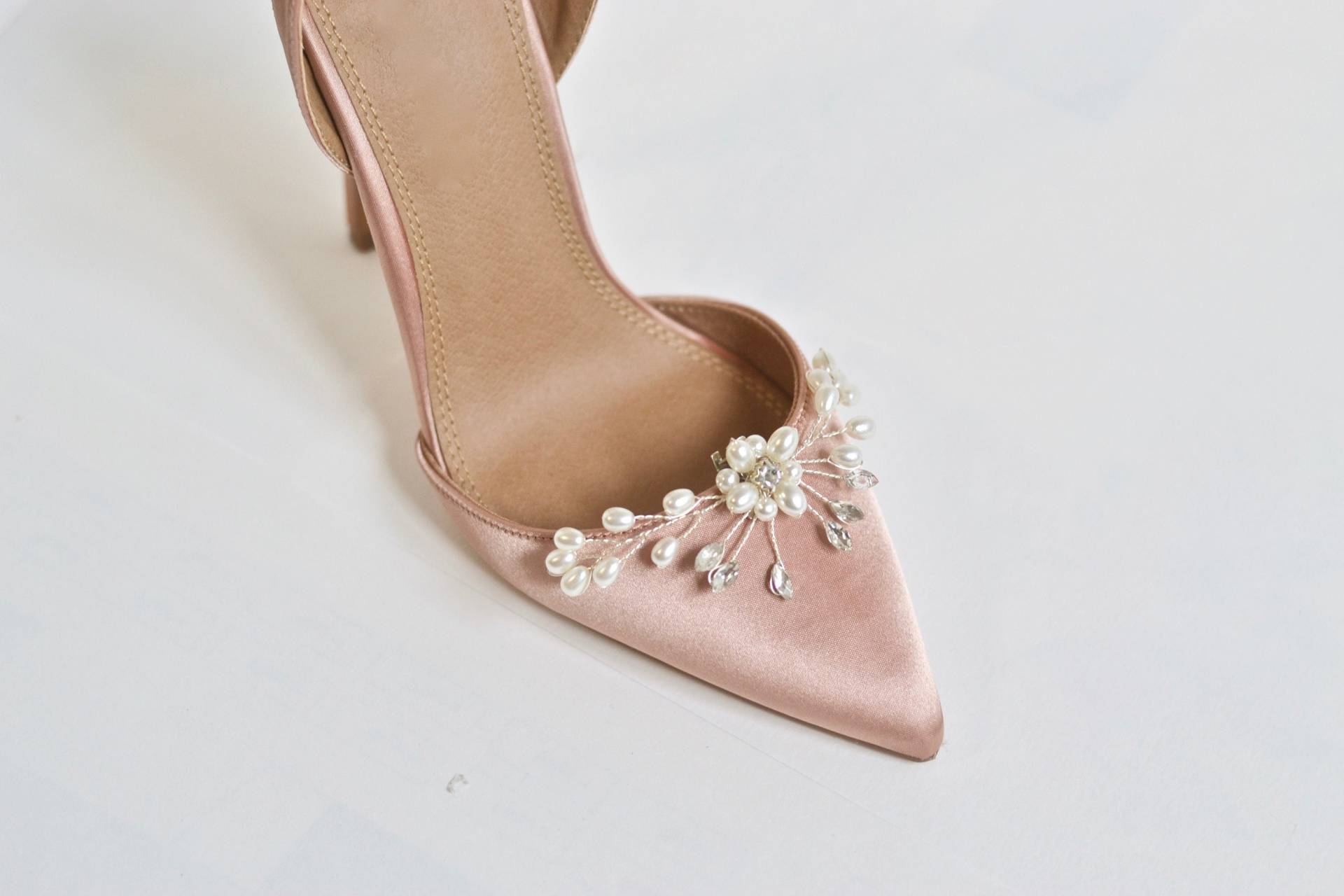 Paar Schuhclips, Hochzeit, Brautaccessoires, Party-Absatzclip, Weiße Blumenperlen, Romantisch, Brautjungfern, Silber Paar Schuhclips, Hochzeit, Brautaccessoires, Party-Absatzclip, Weiße Blumenperlen, Romantisch, Brautjungfern, Silber von AtelierLilac