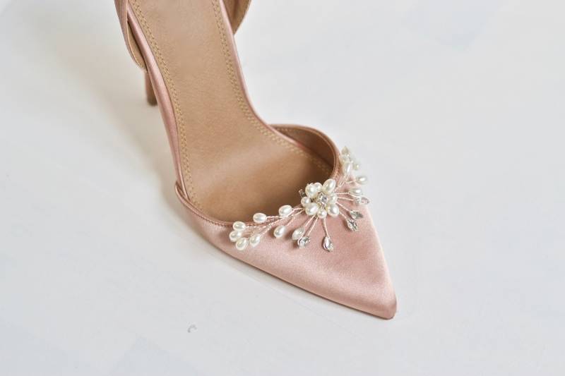 Paar Schuhclips, Hochzeit, Brautaccessoires, Party-Absatzclip, Weiße Blumenperlen, Romantisch, Brautjungfern, Silber von AtelierLilac