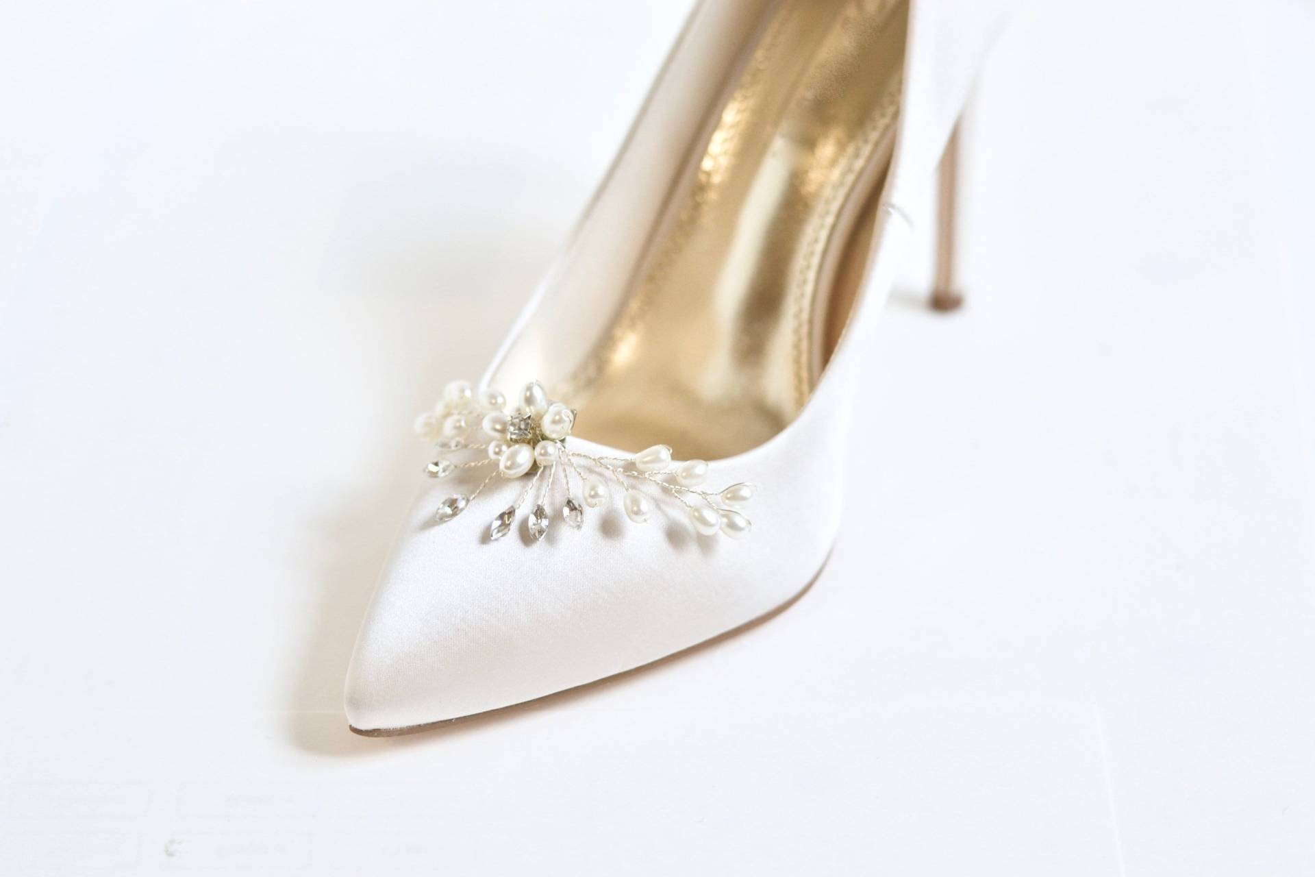 Paar Schuhclips, Hochzeit, Brautaccessoires, Party-Absatzclip, Weiße Blumenperlen, Romantisch, Brautjungfern, Silber Paar Schuhclips, Hochzeit, Brautaccessoires, Party-Absatzclip, Weiße Blumenperlen, Romantisch, Brautjungfern, Silber von AtelierLilac