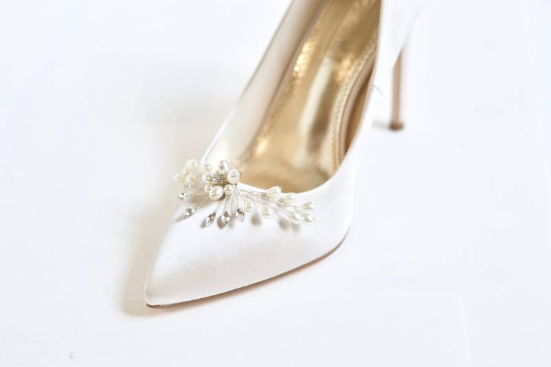 Paar Schuhclips, Hochzeit, Brautaccessoires, Party-Absatzclip, Weiße Blumenperlen, Romantisch, Brautjungfern, Silber von AtelierLilac