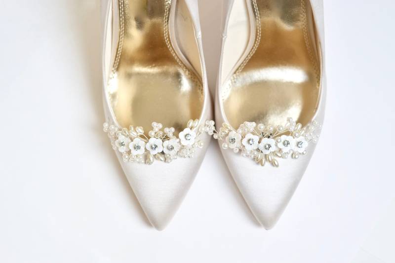 Paar Schuhclips, Hochzeit, Brautaccessoires, Party-Absatzclip, Weiße Blumenperlen, Romantisch, Brautjungfern, Silber von AtelierLilac