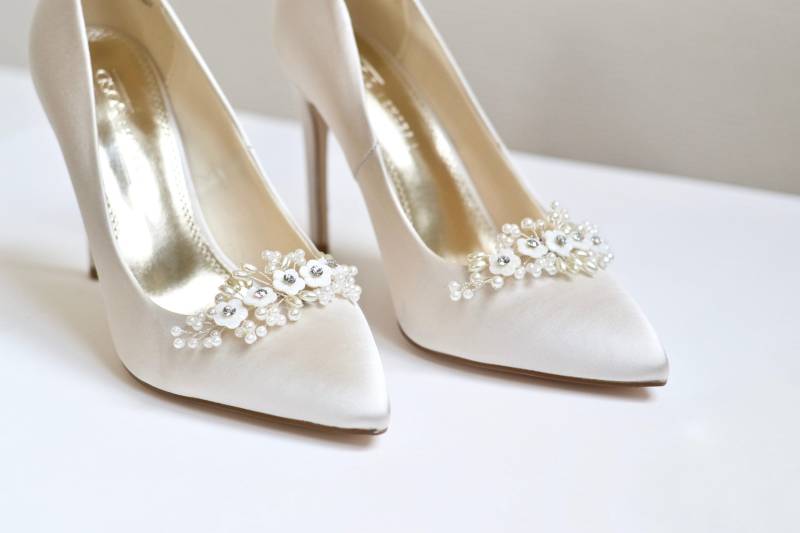 Paar Schuhclips, Hochzeit, Brautaccessoires, Party-Absatzclip, Weiße Blumenperlen, Romantisch, Brautjungfern, Silber von AtelierLilac