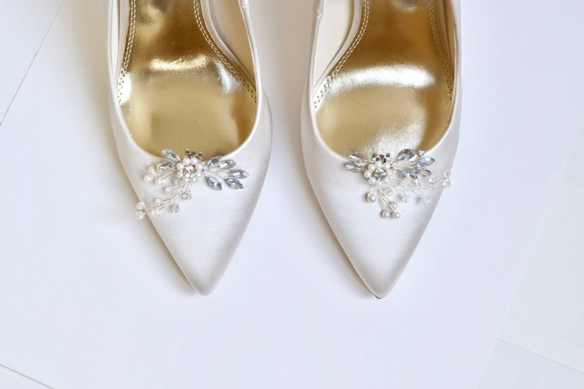Paar Schuhclips, Hochzeit, Brautaccessoires, Party-Heels-Clip, Weiße Blumenperlen, Romantisch, Brautjungfern, Silber Paar Schuhclips, Hochzeit, Brautaccessoires, Party-Heels-Clip, Weiße Blumenperlen, Romantisch, Brautjungfern, Silber von AtelierLilac