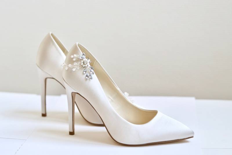 Paar Schuhclips, Hochzeit, Brautaccessoires, Party-Heels-Clip, Weiße Blumenperlen, Romantisch, Brautjungfern, Silber Paar Schuhclips, Hochzeit, Brautaccessoires, Party-Heels-Clip, Weiße Blumenperlen, Romantisch, Brautjungfern, Silber von AtelierLilac