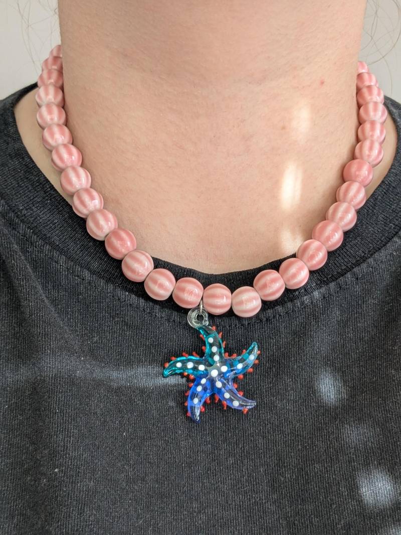 Calara - Pink Ceramic Beaded Necklace With Blue Glass Starfish Charm, Ocean Inspired Jewelry, Handmade Gift, Summer Beach Calara - Pink Ceramic Beaded Necklace With Blue Glass Starfish Charm, Ocean Inspired Jewelry, Handmade Gift, Summer Beach von AtelierLuanle