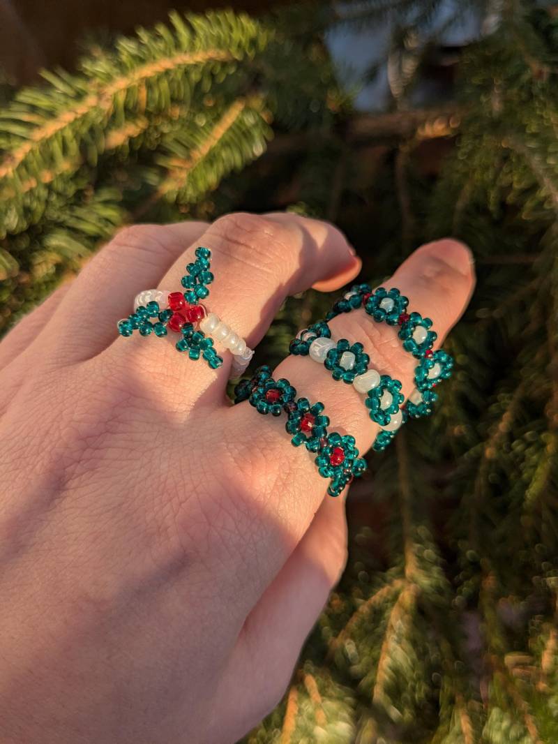 Christmas Beaded Rings - Holiday Wreath Or Mistletoe Set, Green & Red Glass Beads, Handmade Stretch Ring Festive Jewelry von AtelierLuanle