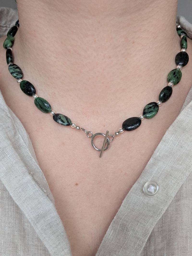 Ivy - Green Oval Gemstone Necklace With Natural Zoisite Rubie & Gold Or Silver Accent Beads, Toggle Clasp, Autumn Jewelry, Handmade von AtelierLuanle