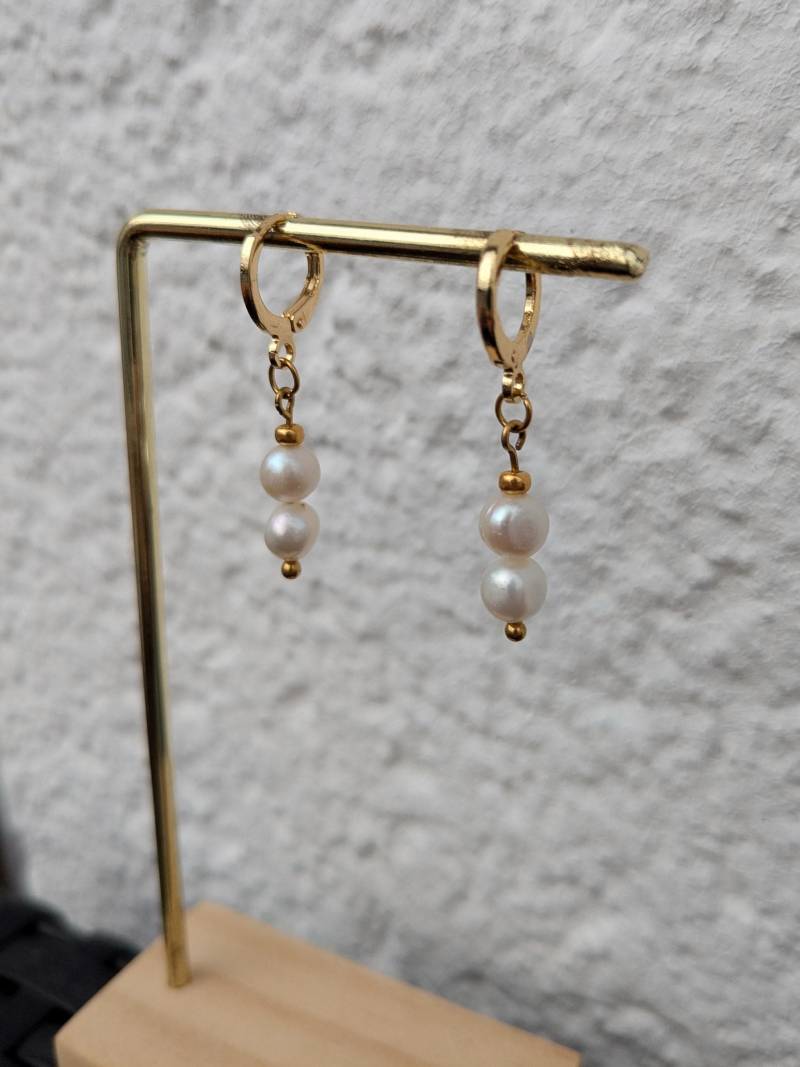 Pearl Earrings - Freshwater Pearl Drop Dainty Gold Huggie Hoops Minimalist Wedding Elegant Everyday Jewelry von AtelierLuanle