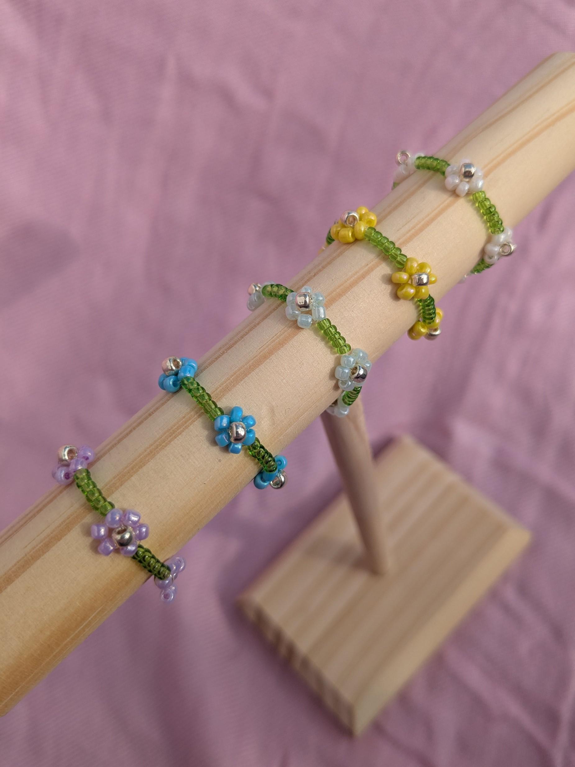 Posey Ring - Dainty Flower Bead Fairycore Garden Handmade Seed Delicate Beaded Cottagecore Jewelry von AtelierLuanle