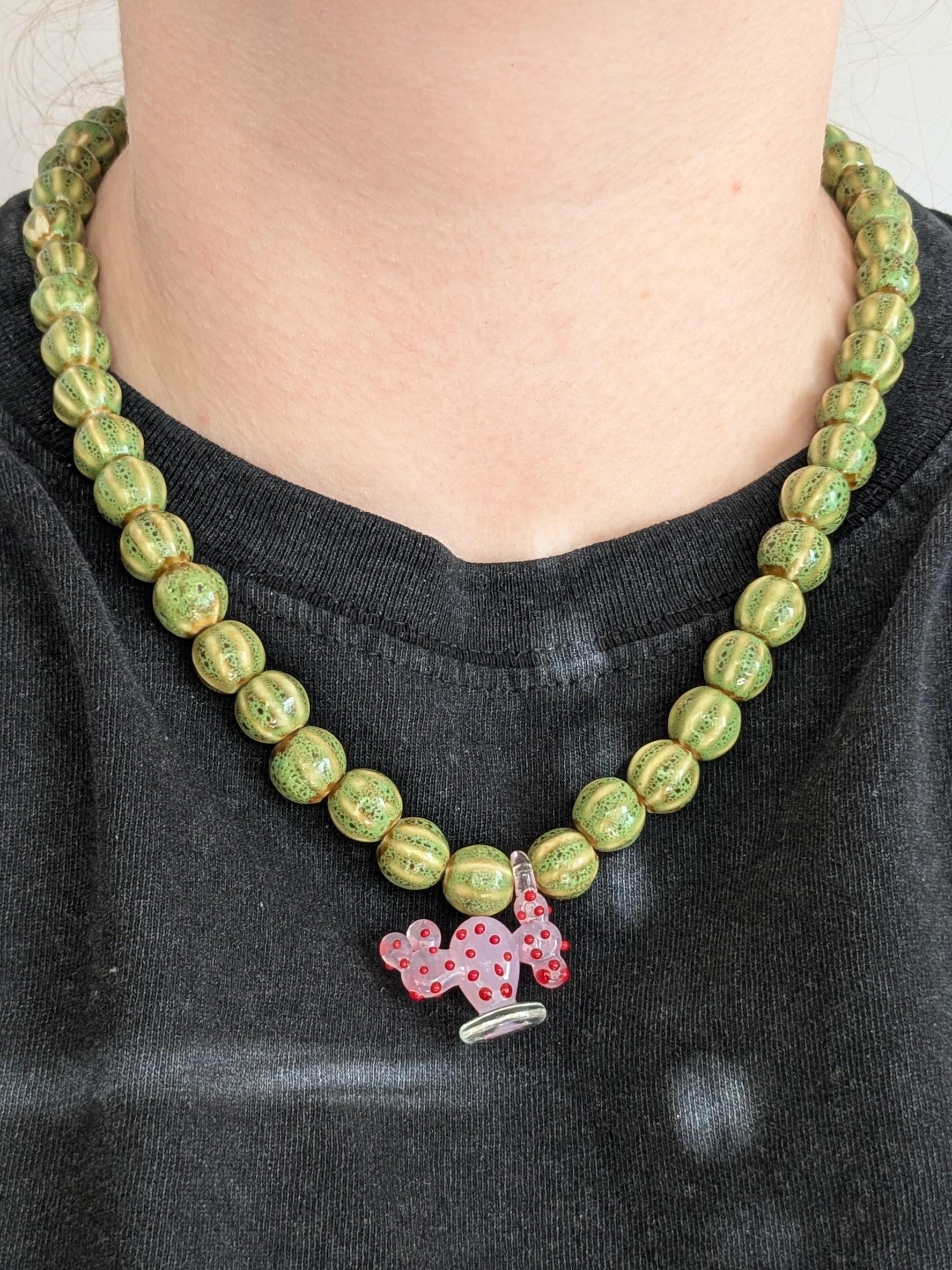 Virella - Green Ceramic Beaded Necklace With Pink Glass Cactus Pendant, Botanical Statement Jewelry, Summer Handmade Necklace, Funky Gift von AtelierLuanle