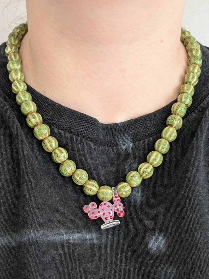 Virella - Green Ceramic Beaded Necklace With Pink Glass Cactus Pendant, Botanical Statement Jewelry, Summer Handmade Necklace, Funky Gift von AtelierLuanle