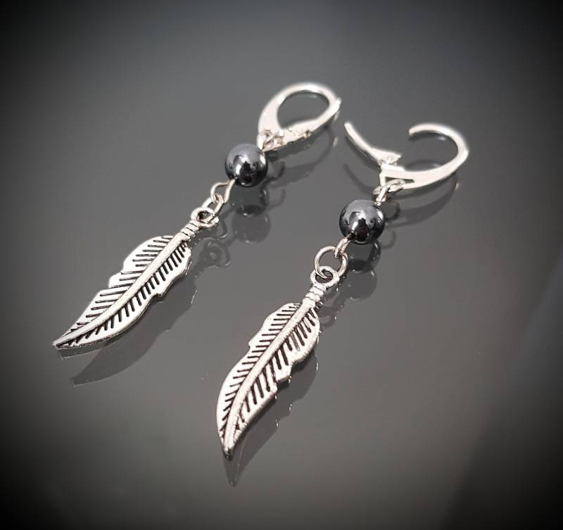 Ohrringe "'feder & Hämatitperle'' von AtelierMGuay