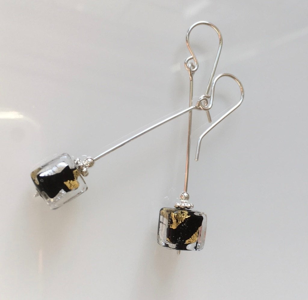 Muranoglas Ohrringe Schwarze Würfel, Goldfolie, Sterlingsilber Muranoglas Ohrringe Schwarze Würfel, Goldfolie, Sterlingsilber von AtelierMK