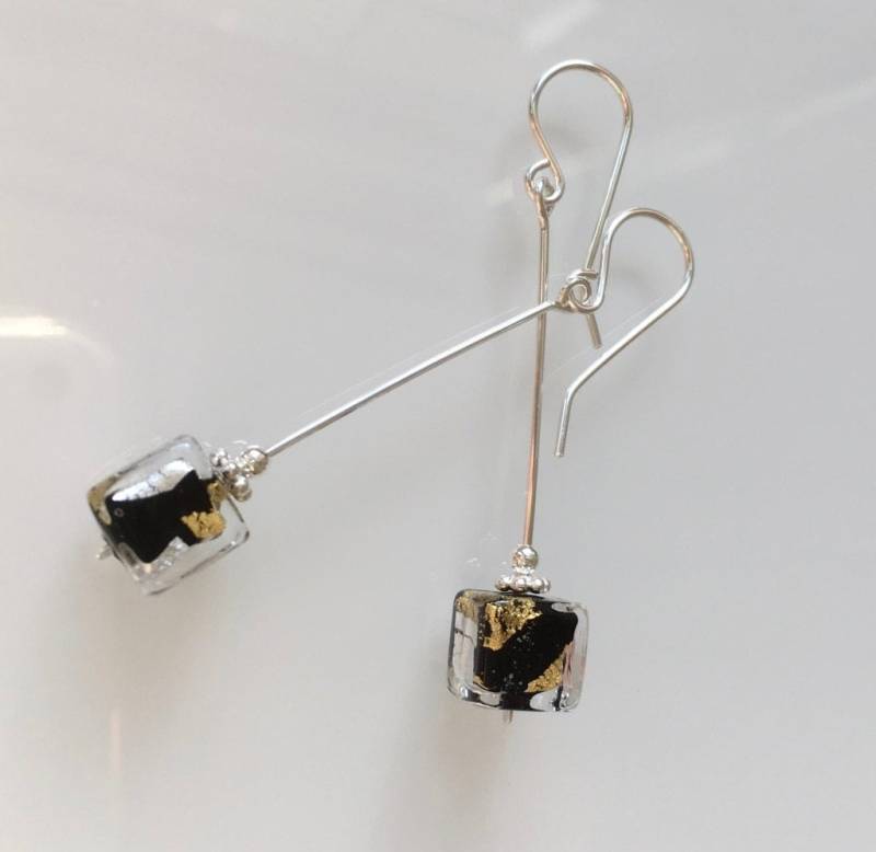 Muranoglas Ohrringe Schwarze Würfel, Goldfolie, Sterlingsilber von AtelierMK