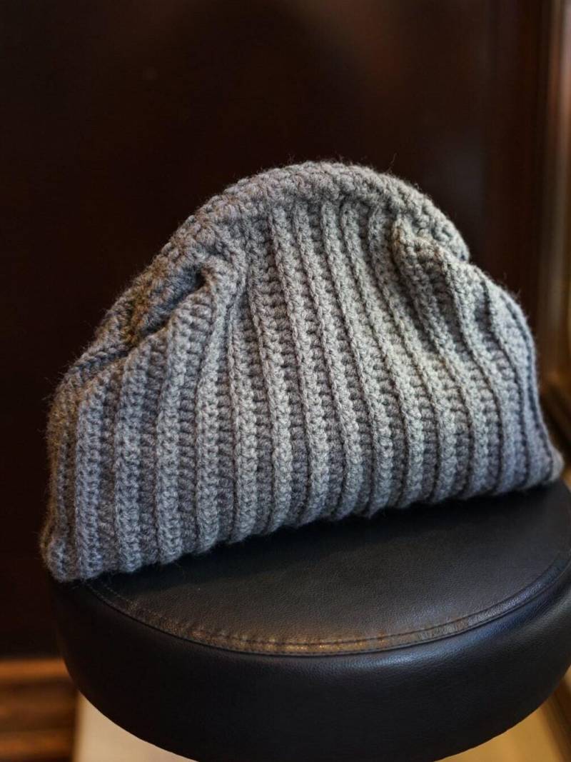 Handgehäkelte Clutch Halbmond Graue Tasche von AtelierMaier