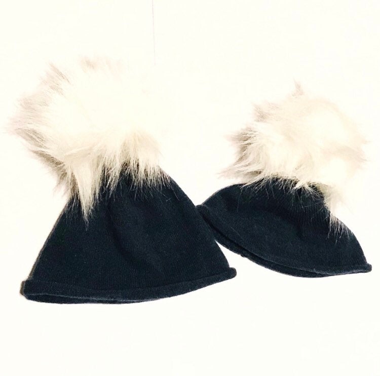 Pelz Pom Mützen, Passende Hüte, Mädchen + Puppen Kaschmir Wintermützen, Kunstpelz Poms, American Girl Puppenkleidung, 18-Zoll-Puppe von AtelierMandaline