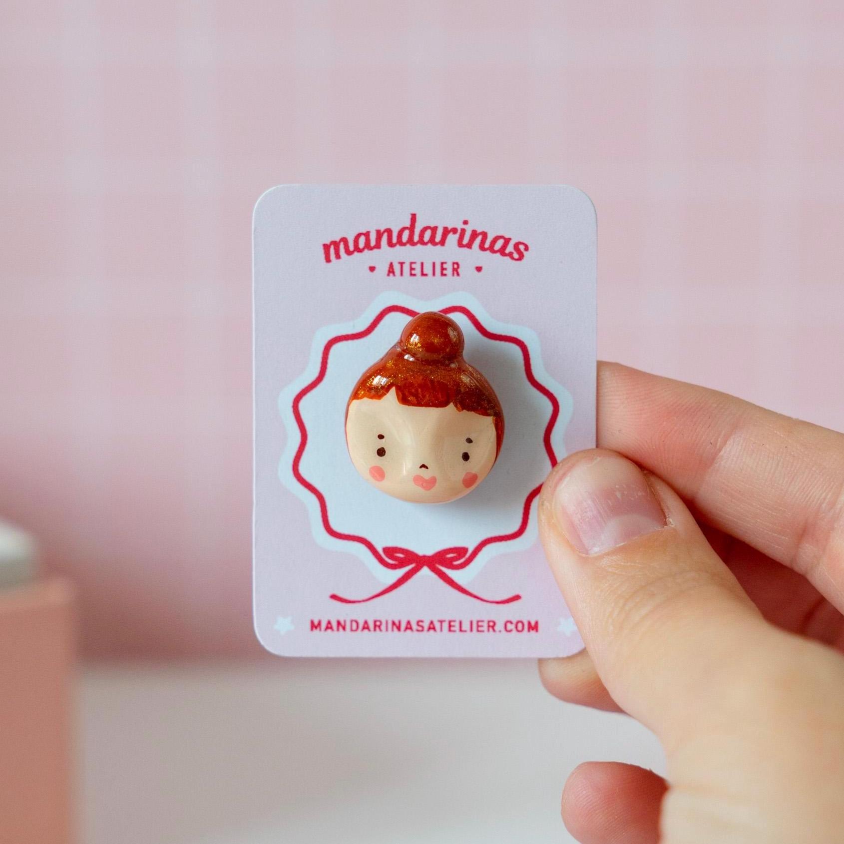 Handbemalte Mädchen-Gesicht Brosche Tonpuppe Anstecknadel Accessoire von AtelierMandarinas