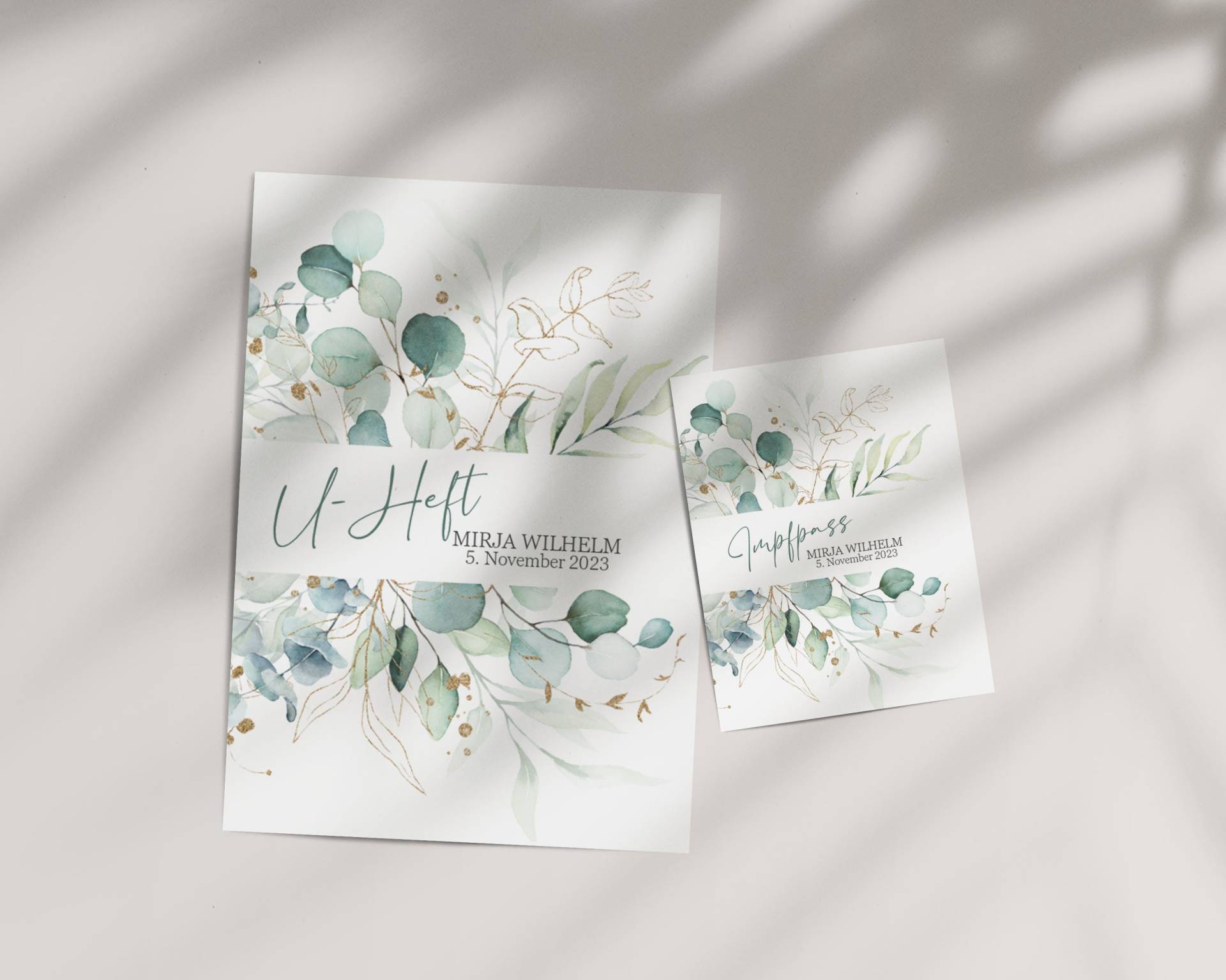 Set U-Heft Und Impfpass Hülle Mirja Personalisiert, Eukalyptus Schlicht Mit Gold Set U-Heft Und Impfpass Hülle Mirja Personalisiert, Eukalyptus Schlicht Mit Gold von AtelierManuAcikgoez