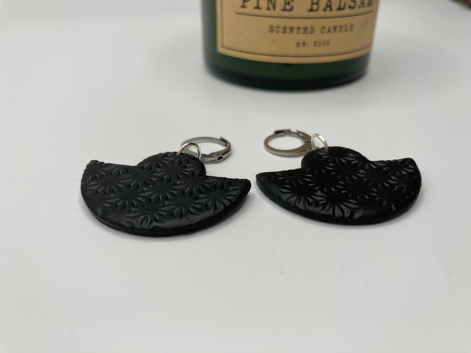 Ohrhänger Mit Schwarzem, Strukturiertem Sonnenmuster Und Silbernem Ring Aus Edelstahl, Leicht Einzigartig Ohrhänger Mit Schwarzem, Strukturiertem Sonnenmuster Und Silbernem Ring Aus Edelstahl, Leicht Einzigartig von AtelierMartiine
