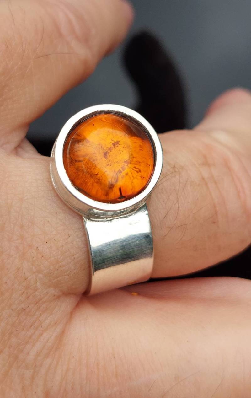 Bernsteinring Modern Interpretiert Mit Klarem Bernstein Herz Unterlegt Im Candelaber Stil Seitlich Zu Tragen Ohne Aufzutragen Gr. 54 von AtelierMarxsen