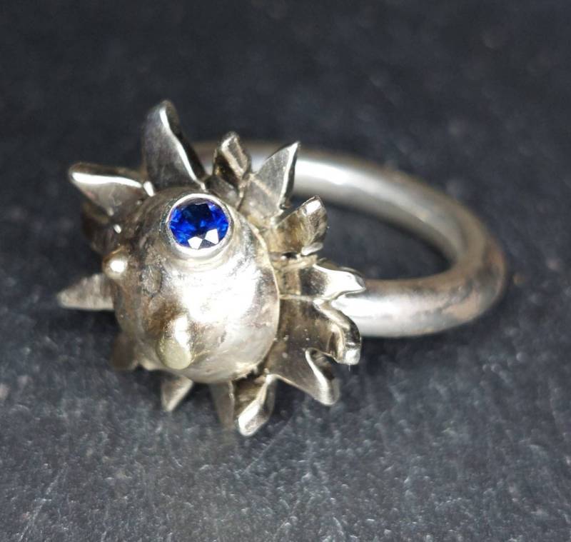 Blau Sternenexplosion Außergewöhnlicher Saphir Ring Silber Beweglich Mit Golddetails von AtelierMarxsen