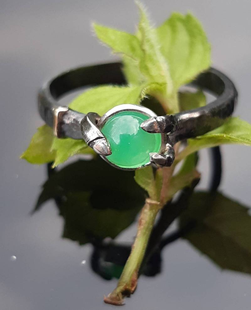 Chrysopras Silberring Geschmiedet Geschwärzt Unikat von AtelierMarxsen