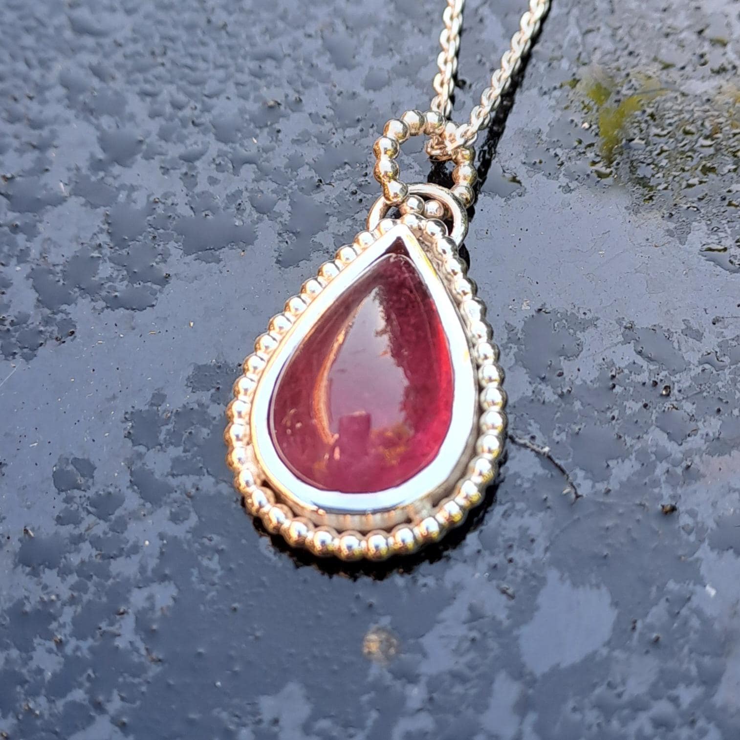Echter Turmalin Cabochontropfen Rot 11, 11 Ct Sterling Perldraht Echter Turmalin Cabochontropfen Rot 11, 11 Ct Sterling Perldraht von AtelierMarxsen