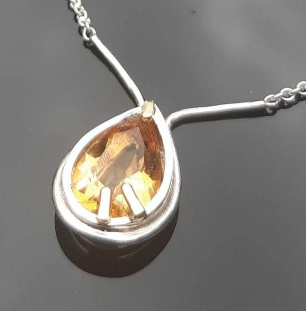 Gelber Citrin-Tropfen in Silber Mit Golddetails Als Collier von AtelierMarxsen