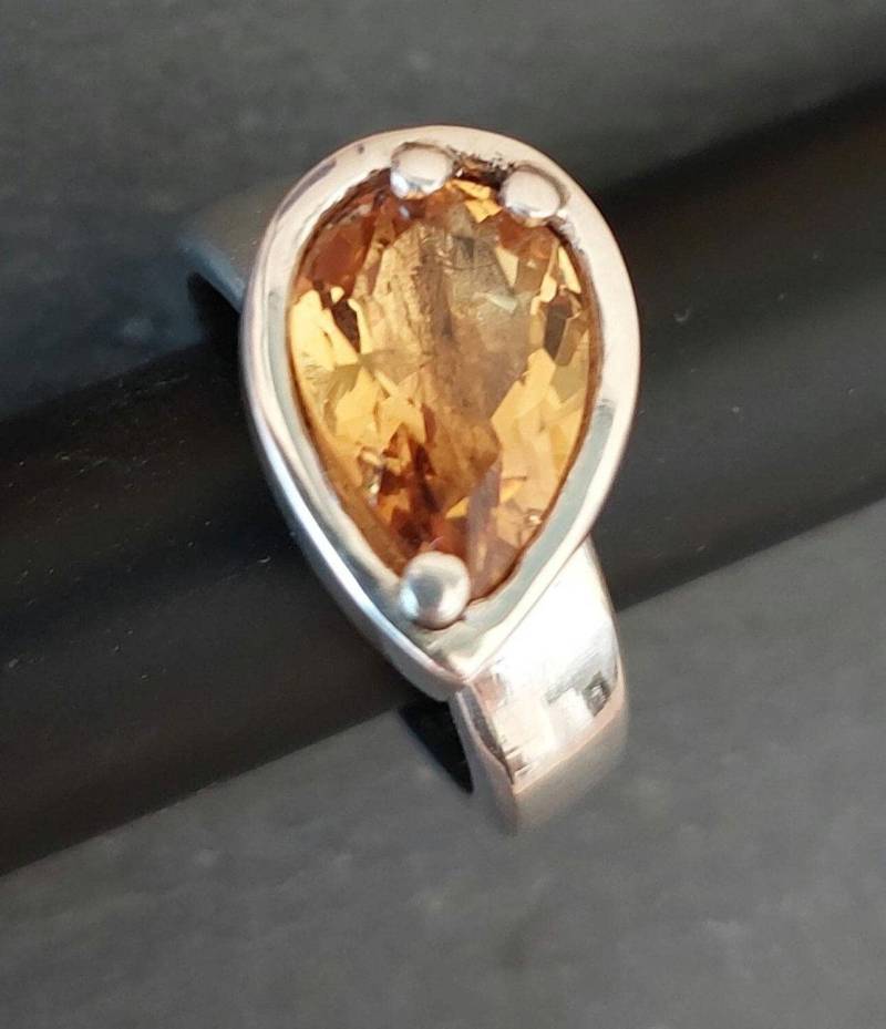 Gelber Moderner Ring Mit Citrin in Tropfenform Sterling-Silber von AtelierMarxsen