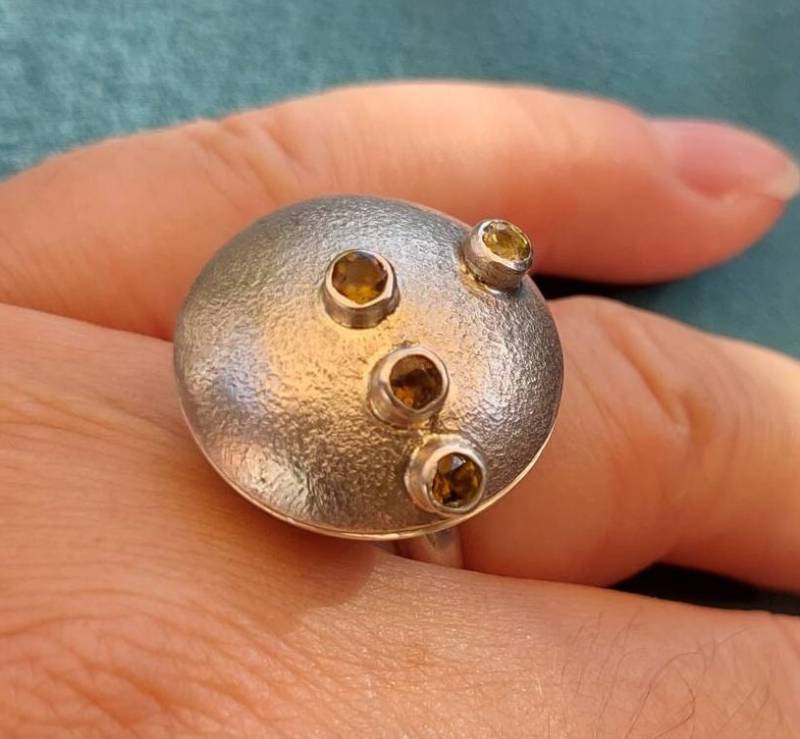 Gelbgrüner Turmalinring Turn Around - Mit Drehbaren Oberteil Silber von AtelierMarxsen