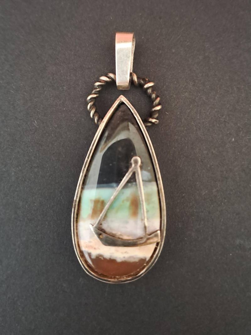 Handgemachter Anhänger Silber Geschwärzt Mit Blau Schwarz Oceanjaspis "Segelboot" Unikat von AtelierMarxsen